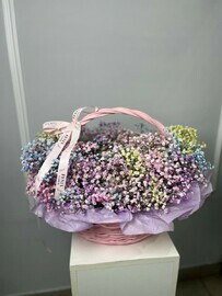 Букет из гипсофилы цветной в корзине