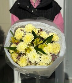 Buket iz hrizantemi i al_stramerii s limoniumom
