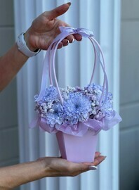 Букет из фиолетовой, кустовой хризантемы и танацентум в сумочке