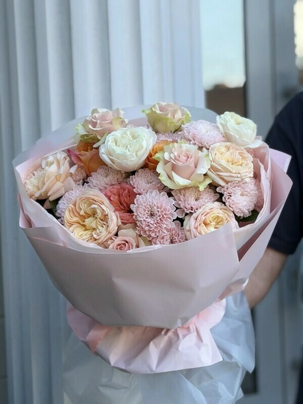Bouquet of peony-shaped and single-headed roses, standart
