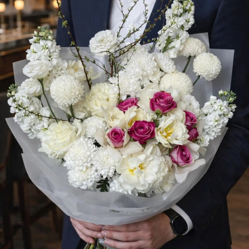 Bouquet of white rose and mattiola , standart