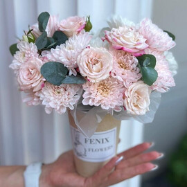 Bouquet in a glass of bush roses and white chrysanthemums