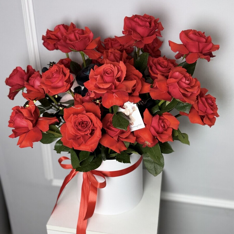 Bouquet in a box of 25 French roses, 25t_ frantcuzskih roz