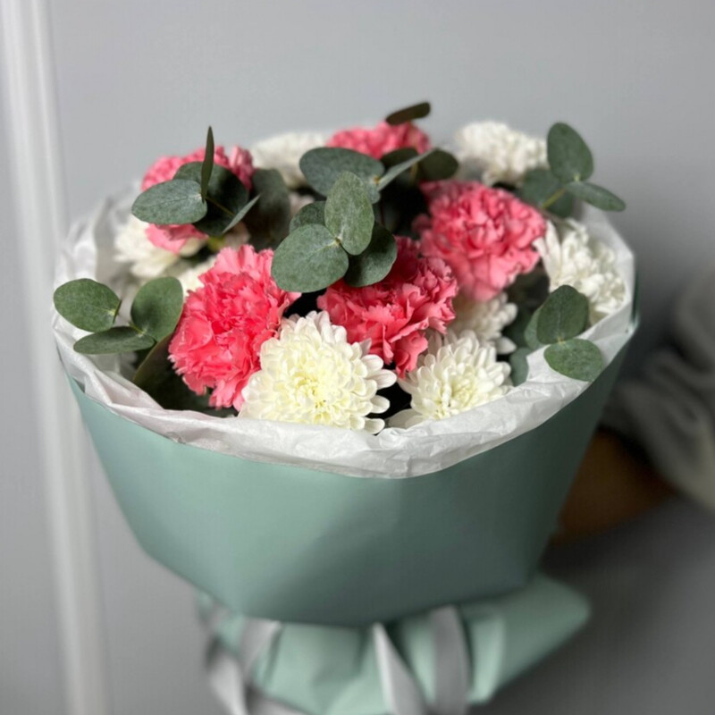 Bouquet of chrysanthemum and eucalyptus, standart