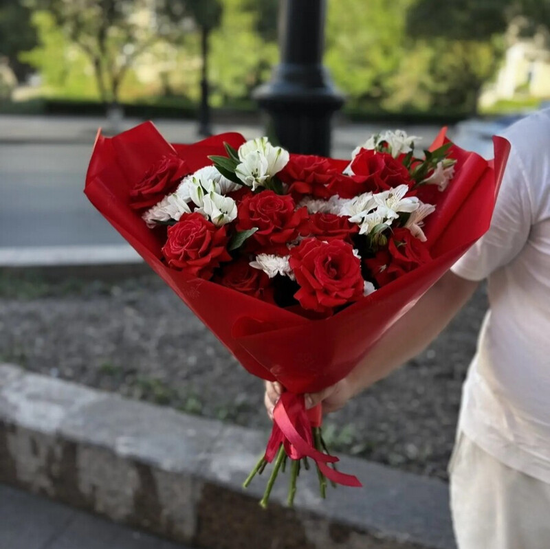 Buket s Frantcuzskoj rozoj ninoj i al_stromeriej, premium