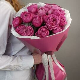 Букет из пионовидных малиновых роз 