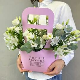 Eustoma s al_stromeriej v korobke
