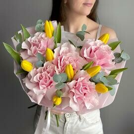 Frantcuzskie rozi, zheltie tyul_pani s evkaliptom nezhnij buket