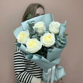 Nezhnij buket iz aromatnih pionovidnih roz s evkaliptom