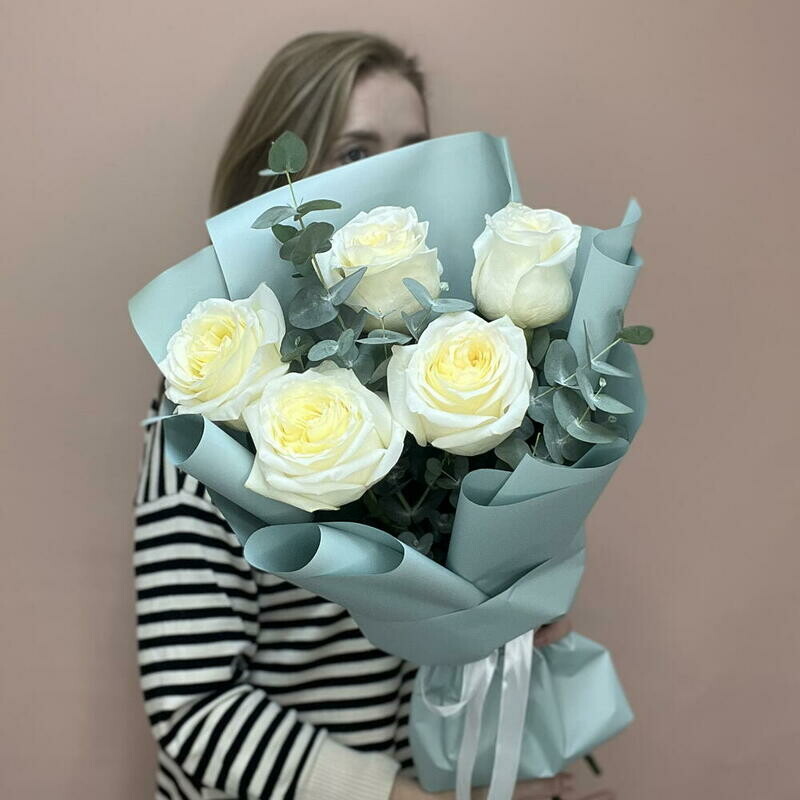 Nezhnij buket iz aromatnih pionovidnih roz s evkaliptom, standart