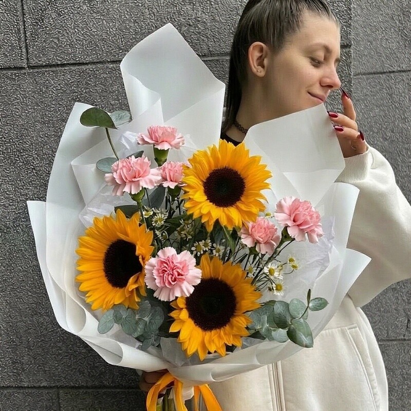 Букет «Летний полдень»: подсолнух, гвоздика кустовая, эвкалипт, ромашка, стандартный
