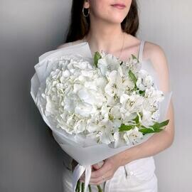 Нежный букет белая гортензия и альстромерия