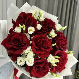 Elegantnij buket bordovaya frantcuzskaya Roza i eustoma