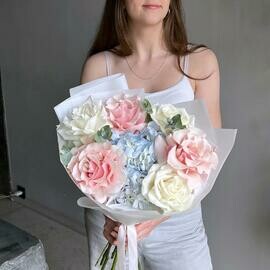 Buket gortenziya, frantcuzskaya roza i evkalipt