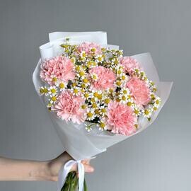 Rozovij buket gollandskaya romashka i diantus