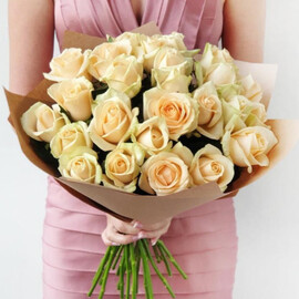 Нежный букет из персиковых роз в крафте "Королева"