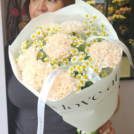 Букет из гвоздик и ромашек "Аврора"