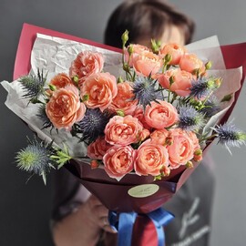 Buket "V plenu ocharovaniya" (kustovaya roza Dzhul_etta)