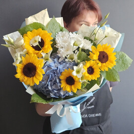 Bouquet of sunflowers, hydrangeas and eustoma "Sunny mood"