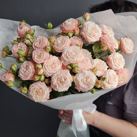 Букет высоких кустовых пионовидных роз Мадам Бомбастик