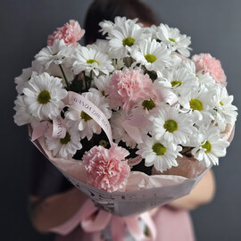 Buket iz kustovih hrizantem i gvozdik