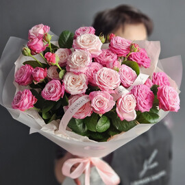 Букет высоких кустовых пионовидных роз Леди Бомбастик