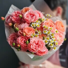 Букет из пионовидных кустовых роз Джульетта и ромашек "Персики в саду"