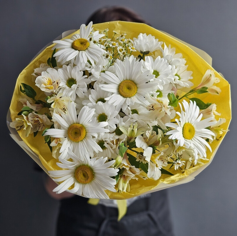Buket iz hrizantem, romashek i al_stromerii "Solnechnie ob_yatiya", standart