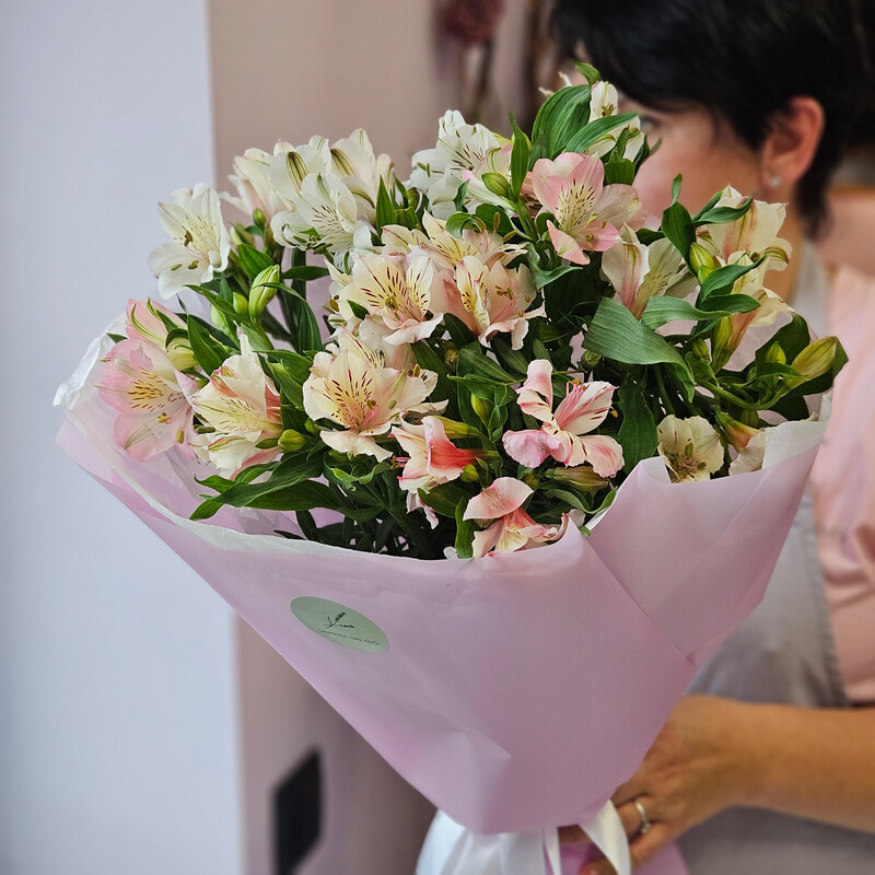 Buket iz al_stromerij miks "TCvetochnaya raduga", reduced