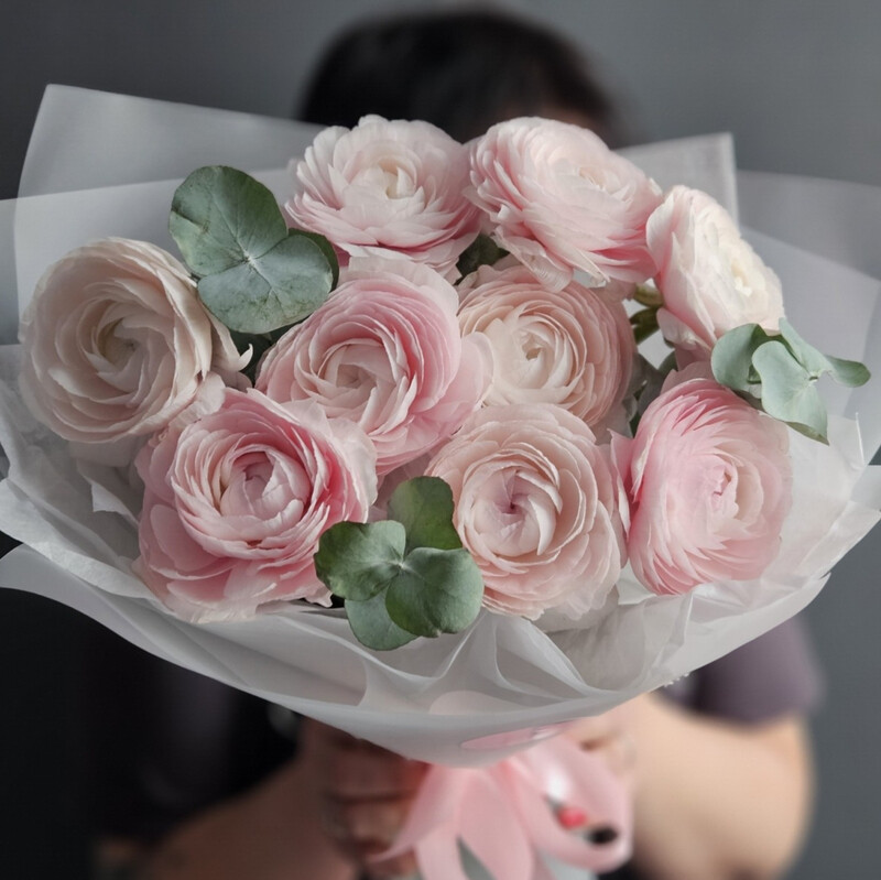 Buket ranunkulyusov "Pudrovaya elegantnost_", 5 ranunkulyusov