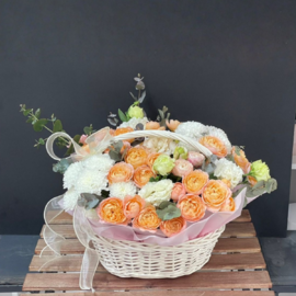 Kompozitciya «TCvetochnaya garmoniya» — korzina s hrizantemoj, Dzhul_ettoj i eustomoj