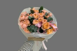 "Buket ""Elegantnost_ prirodi"" — pionovidnie rozi i evkalipt"