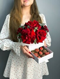 SHkatulka s frantcuzskimi rozami i nabor klubniki v shokolade 9 sht