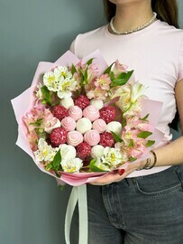 Buket iz klubniki v shokolade s rozovoj i beloj al_stromeriej Japan