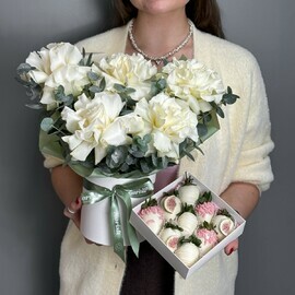 Kompozitciya s frantcuzskimi rozami, evkaliptom i nabor klubniki v shokolade Creamy S