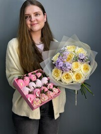 Buket iz pionovidnih roz Kendelajt i mattioli i nabor klubniki v shokolade 16/20 sht