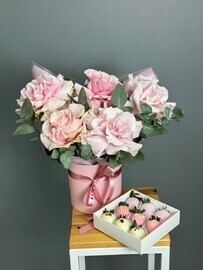 Композиция с французскими розами, эвкалиптом и набор клубники в шоколаде Pink S