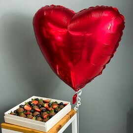 Набор клубники в шоколаде 16-20 шт с шаром Сердце