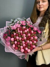 Букет из клубники в шоколаде 75-85 шт с кустовой розой и эвкалиптом