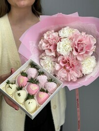 Buket s frantcuzskimi rozami i diantusami i nabor klubniki v shokolade Pink Delicate S
