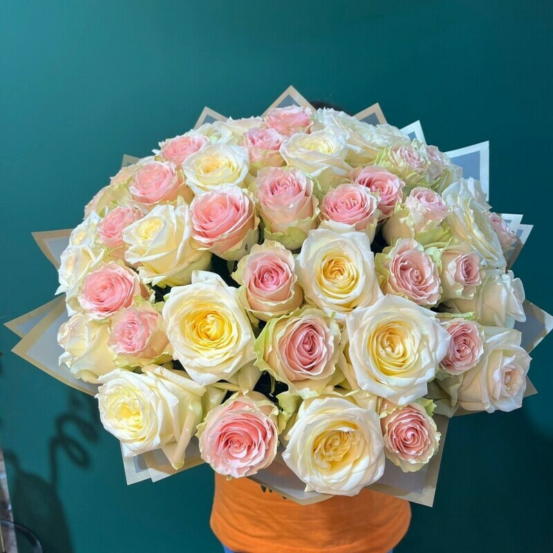 Buket iz kremovih i rozovih roz, bol_shoj buket premium roz