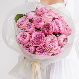 Buket Pion Kiss iz 21 rozi v matovoj upakovke