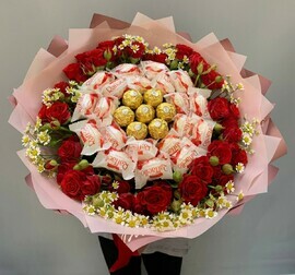 Букет рафаэло и красная кустовая роза