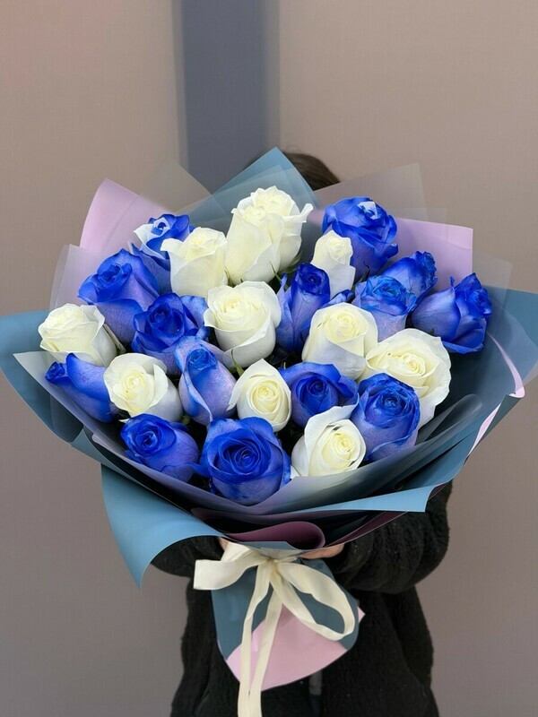 Buket iz 25 belo-sinih roz, buket iz 25 belo-sinih roz