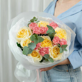 Сборный букет из пионовидных роз и диантусов