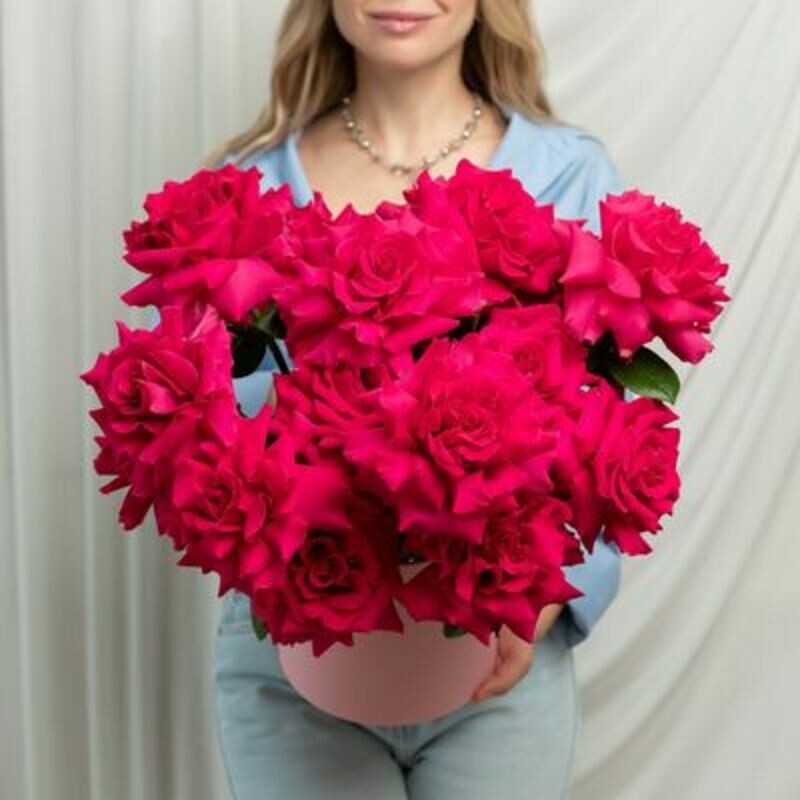 Kompozitciya iz 15 malinovih frantcuzskih roz v korobke, kompozitciya iz 15 malinovih frantcuzskih roz v korobke