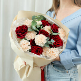 Sbornij buket v bezhevo-krasnih tonah