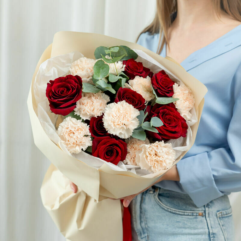 Sbornij buket v bezhevo-krasnih tonah, standart