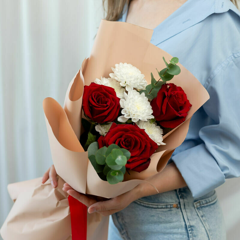 Buket-kompliment s krasnimi rozami, standart