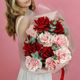 Buket iz 11 frantcuzskih roz s evkaliptom